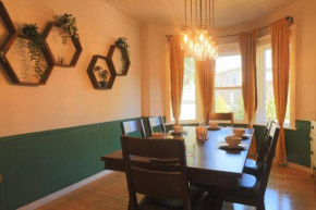 Boho Airbnb Estate in Niagara/Walk to the Falls
